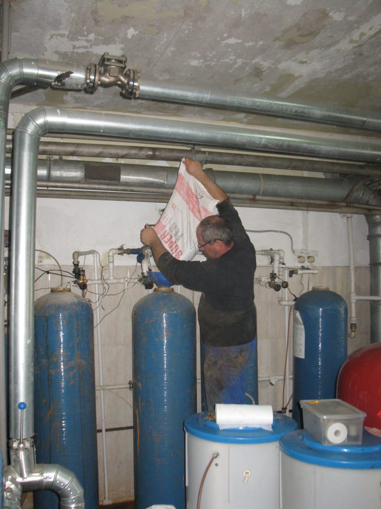 Замена фильтрующего материала в системе очистке воды